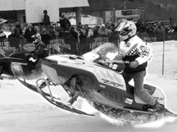 1997 óta (amikor az első téli motorosszán-versenyt rendezték Kaliforniában, a Nagy-Medve-tónál) már világ- és országos bajnokságokat is rendeznek, méghozzá különböző versenyágakban.