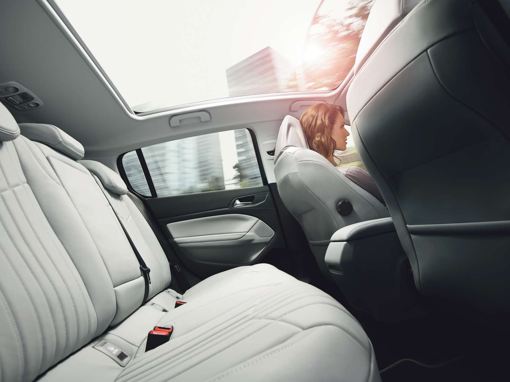 EGYEDI PILLANATOK Kompakt méretei ellenére az új Peugeot 308 nagyon tágas utasteret kínál, mind az elöl, mind a hátul utazóknak.