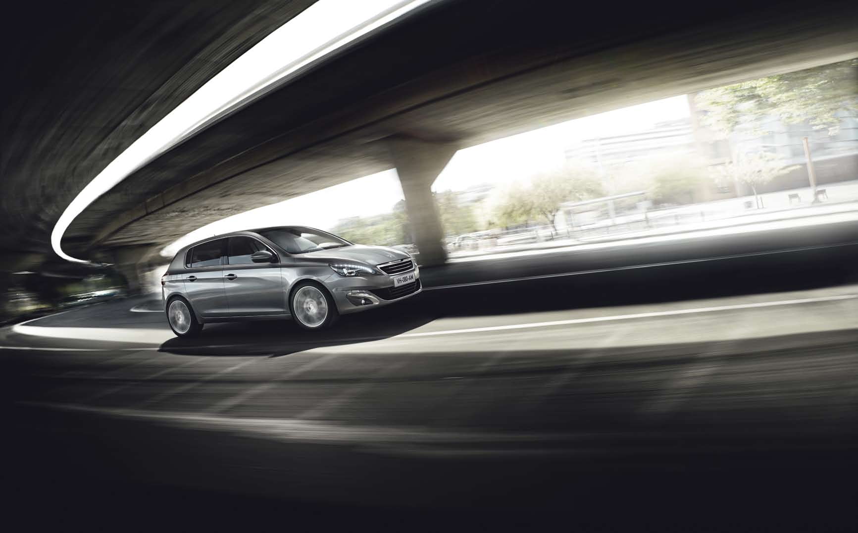 Letisztult formaterv Az új Peugeot 308 fő jellemzői: intuíció, korszerűség, letisztult dizájn és elegancia. Az új Peugeot 308 kompakt méretekkel (4,25 m) és csökkentett súllyal (-140 kg) rendelkezik.