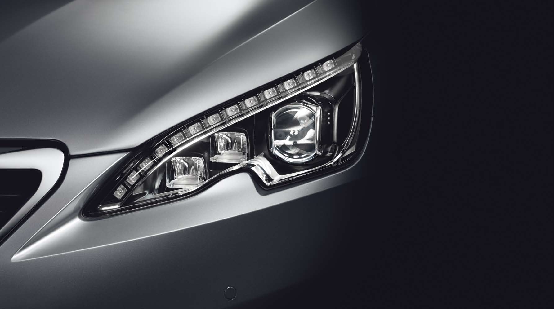 FULL LED TECHNOLÓGIA * A fénydiódasorral ellátott, finom vonalú és kifejező, finoman csiszolt ékszerre emlékeztető fényszórók egy nagymacska tekintetét idézik és erősen