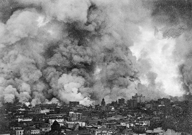 4. kép: Az 1906-os földrengés okozta tűzvész San Franciscóban Forrás: http://osopher.files.wordpress.com/2010/01/sfearthquake1906.