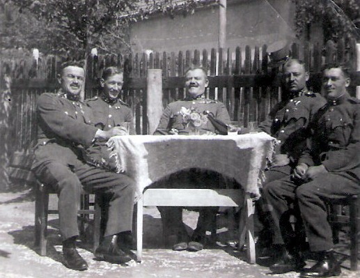 számában (555. oldal) is leközöltek. A királdi őrstől, csendőr bajtársaitól 1937. július 9-én búcsúzott el, közel 18 évi csendőrségi szolgálat után. A királdi őrsön, 1937. (v.