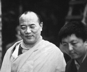 109 áttör a fény Karmapa Akong Tulkut a szerzeteseivel együtt székhelyére, Dordogne-ba küldte.