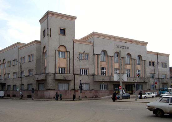66 A Megyei Múzeum (régi prefektúra, megyei pártbizottság stb.) épülete 1936-ban készült G. P. Liteanu műépítész tervei alapján.