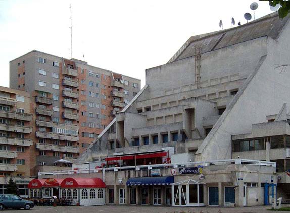 77 Igazságtalanság lenne a tervezőkkel, építőkkel szemben, ha nem esne szó arról, hogy vannak ennek a városrésznek szép részletei is.