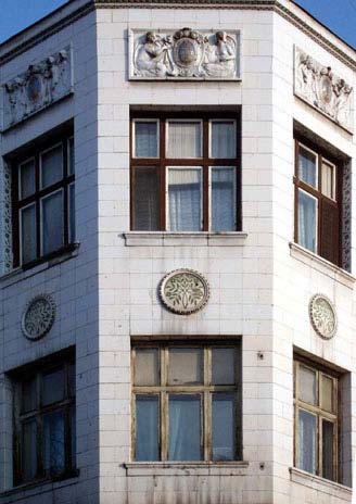 57 A fehér ház 1911-1912 között épült Scheider Ede és Scheider Miklós tervei alapján.