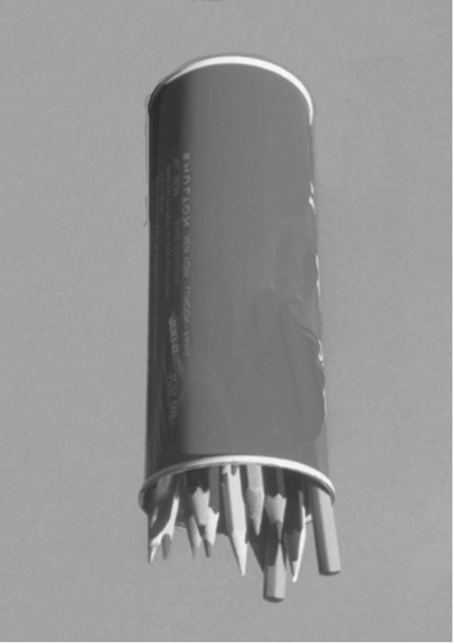 Has bok, hengerek Tk.: 16. oldal 5. Pisti felül nyitott henger alakú papírdobozt készít a ceruzáinak. Az alapkör sugara 4,6 cm, magassága 11 cm. Legalább hány dm papírra lesz szüksége?