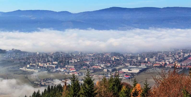 Cea mai veche clădire a orașului, Cetatea Mikó, găzduiește Muzeul Secuiesc al Ciucului, iar în curtea acesteia se organizează Festivalul de muzică veche din Miercurea Ciuc, inițiat în 1980.