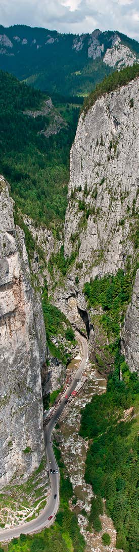 A több km hosszú Békás-szoros a Keleti-Kárpátok legszebb szurdokvölgye, melyet az 1154 m magas Oltárkő ural.