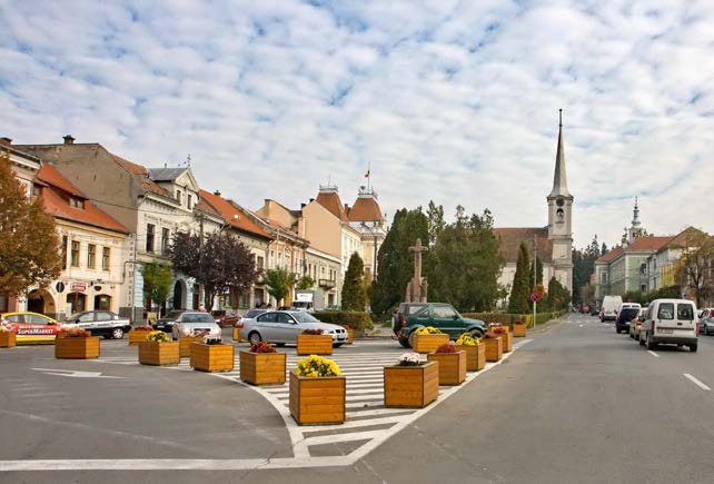 În centrul istoric al orașului, actuala Piață Márton Áron, este amplasat monumentul eroilor căzuți la datorie în cele două războaie mondiale, cu statuia denumită de localnici (și cu încetul de toată