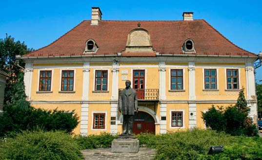 În prezent, cu cei 150 000 de locuitori ai săi, este cel mai populat oraș al regiunii. Este un important centru universitar și de cercetare științifică.