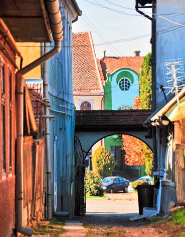 KÉZDIVÁSÁRHELY CSERNÁTON TÂRGU SECUIESC CERNAT 12 13 Központ / Centru Haszman Pál Múzeum, Csernáton / Muzeul Haszman Pál, Cernat Kézdivásárhely, az udvarterek városa Főterének a kapualjakból nyíló