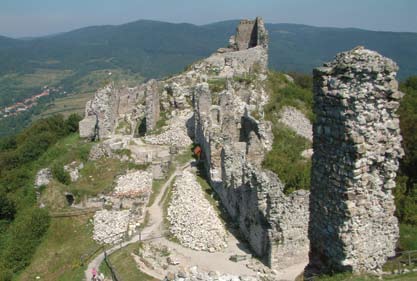 Regéc vára Komlóska vára Az 1300 körül épült, 1686-ban lerombolt Regéc Vára az ország egyik legnagyobb és legfestőibb vármaradványa. Építtetője az Aba nemzetség tagjai között kereshető. A 14.