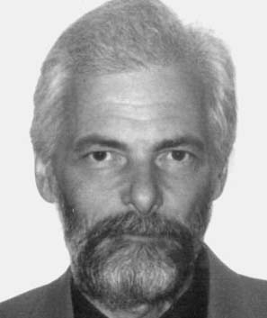 Sághi Balázs egyetemi adjunktus 1992-ben közlekedésmérnöki diplomát szerzett a Budapesti Mûszaki Egyetemen. 1992-tõl 2000-ig a BME Közlekedésautomatikai Tanszék doktorandusza, 2000- tõl tanársegéd.