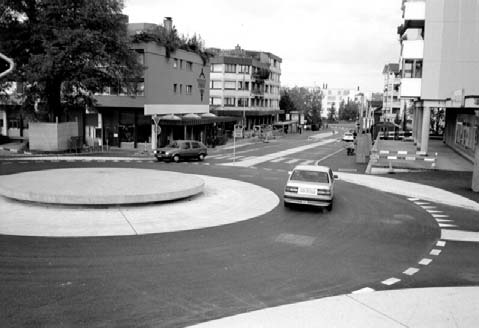 A nyomtartó, nehéz járművek forró abroncsokkal és padló alatti motorokkal a bitumenes burkolatokat jelentősen igénybe veszik.