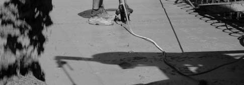 A biztonsági víztelenítő réteget a betonlemez alján lemezdrénezéssel oldják meg, a bevont aszfaltrétegre való ráépítéssel a pálya mélypontjain. réteg 3.