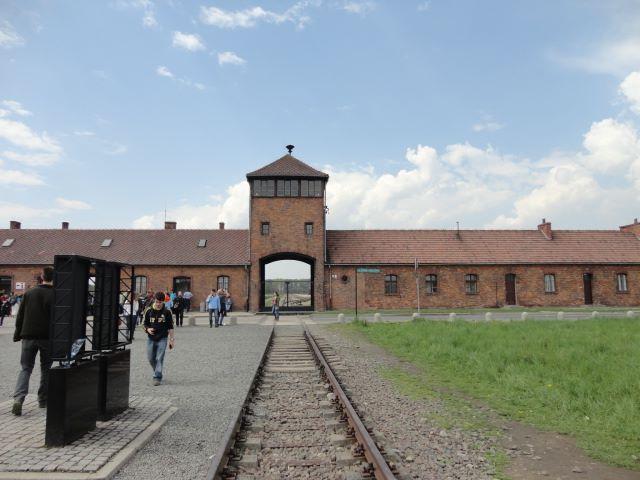 Auschwitz után az előbbinél jóval nagyobb Birkenauba mentünk. Ez a tábor átláthatóbb volt a másiknál.