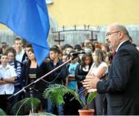 Becsengettek 2011.09.12. Népujság Vajda György Tegnaptól benépesültek az iskolák. A megye 880 tanintézetében 21.308 óvodás, 24.694 kis iskolás, 23.631 gimnazista, 21.