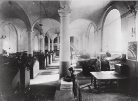 A kutatások és archív fotók alapján 1902-es állapotában helyreállított fõpolgármesteri fogadószoba és a tanácsterem felidézné az egykori milliõt, s egyben a kontinuitásra is utalna, hiszen érték az