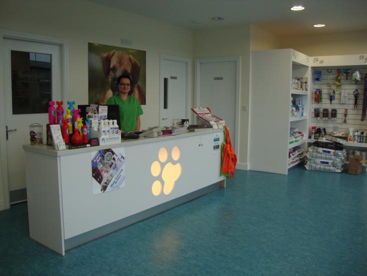 Briarhill Veterinary Clinic, Galway, Galway (2011.08.08-09.09., ill. 09.26-12.16.) A Briarhill Veterinary Clinic egy kizárólagosan kisállatokkal foglalkozó állatorvosi praxis Galwayban.