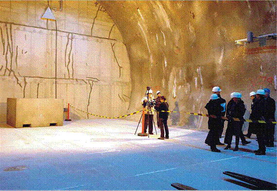 A radioaktív hulladékok 65. ábra A Nemzeti Radioaktívhulladék-tárolóban elhelyezett első, kilenc hordót tartalmazó beton konténer (www.rhk.