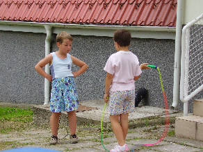 A foglalkozás helye: Balatongyörök Ideje: 2008.08.07. Témája: Sportfoglalkozás, sorverseny Vezetıje: Csonka Emese Az elsı feladat a csapatkapitányok kiválasztása, ami kiszámolóval fog történni.