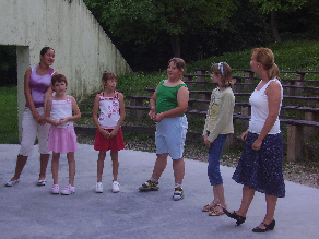 A foglakozás ideje: 2008.08.09 Témája: Dél-dunántúli ugrós Fontos hogy a gyerekek kényelmes ruhát és zárt cipıt viseljenek.