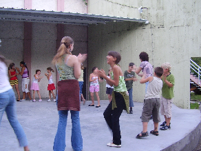 A foglalkozás ideje: 2008.08.05. Témája: Moldvai körtáncok A tánctér lehet füves terület, betonos hely, terem vagy színpad. A lényeg hogy körben elférjünk.