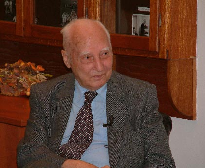 Tudós-ítás Beszélgetés Császár Ákossal Tudós-ítás Akadémikusok Fóruma 2009 április Császár Ákos akadémikus, professor emeritus igazi legendának számít a természe udományok világán belül.