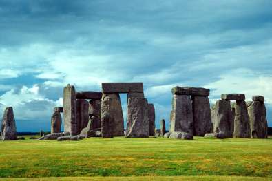 Stnehenge Nyugat-Európa megalit kultúrájának jelképe. A napkultusznak szentelt építmény, melyet i. e.