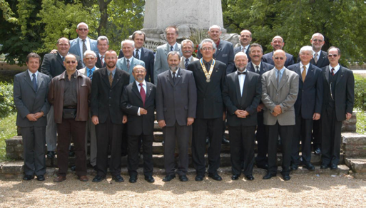 5. Hírlevél Rotary Club Szolnok 2007. pünkösd 2006/2007. Rotary év A 2006-os Charter ünnepségen részt vett klubtagok. Balról jobbra, felső sor: Kardos Tamás, Dr.