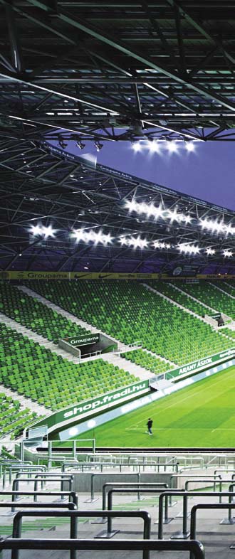 Az aréna homlokzati hálója programozott, egyedileg gyártott design oszlopokra szerelt RGB vezérelt LED lámpatestek által van megvilágítva, mely épületfelügyelet segítségével kapcsolatható.