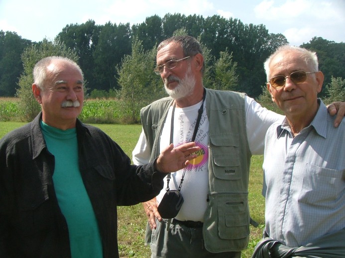 nem jutnak időben információhoz, ezáltal lemaradnak a számukra kínálkozó lehetőségekről, és egyre kilátástalanabbnak látják a jövőjüket.