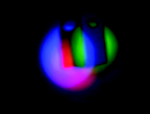 Tapasztalat: A pingponglabdán különböző színű mintázatokat figyelhetünk meg. (42. ábra) 42. ábra A fémcsík árnyékának képe kettő és három LED bekapcsolásakor.