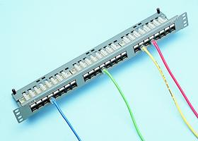 Patch Panelek és Gyűrűs kábelrendező elhelyezése egy rendezőben A patch panel nem más, mint szabványos RJ45-ös foglalatok anyalapja.