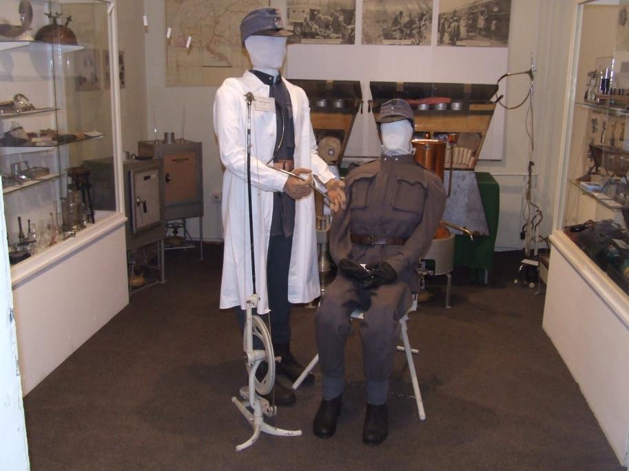 Az I. világháború orvosi műszerei, laboratóriumi eszközei hűen tükrözik az időszak tábori gyógyító tevékenységét.