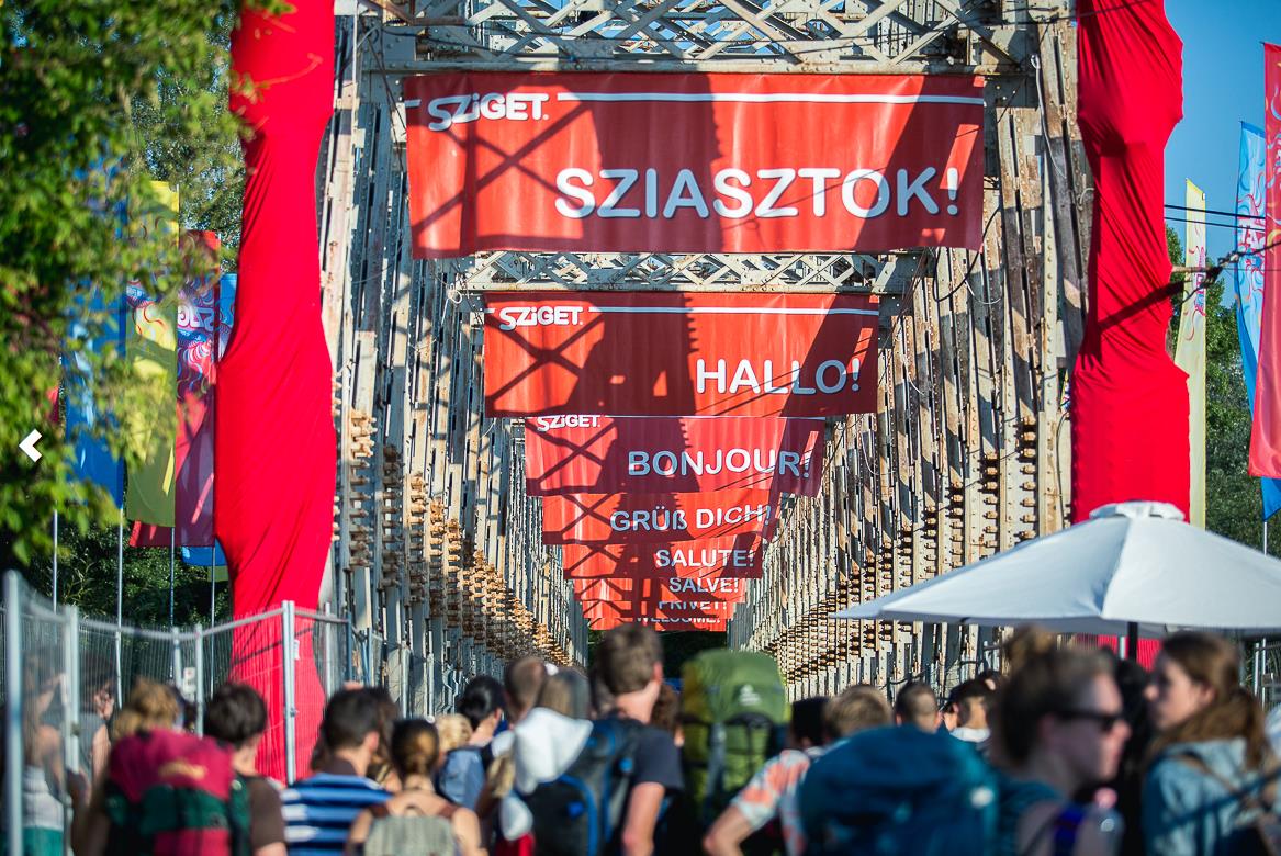 hu/fesztival/galeria/_teljes_galeria A Sziget imázsában fontos szerepet kap a multikulturalizmus, nem is csoda, hiszen a közönségében túlsúlyban vannak a külföldiek.