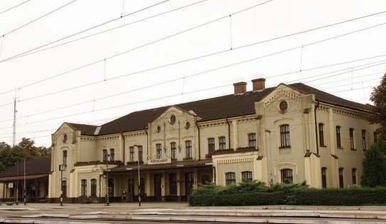 Püspökladányon halad át a Budapest-Debrecen, illetve a Budapest-Nagyvárad közötti vasútvonal (1857-58.