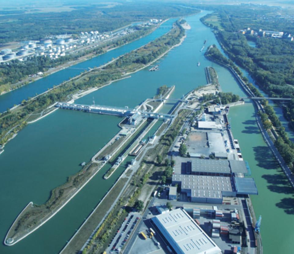 Az EDRS vizsgálatokat irányzott elő a Duna és a Tisza vízenergia hasznosítására, valamint a hajózási feltételek javítására A freudenaui kikötő és vízerőmű A vízenergia hasznosítás, a hajózás és a