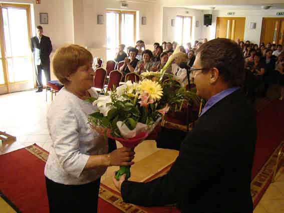 2. oldal HUNYADI NÉPE 2013. június Pedagógusnapi kitüntetés Nincs annál nagyobb elismerés, mikor az ember szűkebb környezetében ismerik el munkáját és tesznek javaslatot kitüntetésre.