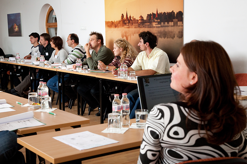 SZÁLLÁS KONFERENCIA - TRÉNING KAPCSOLAT: Fraller Ágnes sales manager www.clubdobogomajor.hu konferencia@clubdobogomajor.