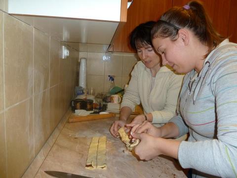 Viszont decemberben újult erővel, egy gyönyörű új konyhában folytathattuk működésünk. A karácsonyi készülődés jegyében mézeskalács készült.