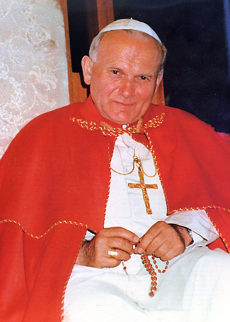 A temetési szertartást Joseph Ratzinger bíboros vezette. Nem sokkal később, április 19-én épp őt választották pápává, aki a XVI. Benedek nevet vette fel. Ratzinger bíboros, azaz ma már XVI.