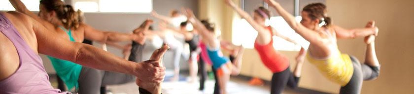 Irodai jóga RUGALMAS IMMUNERŐSÍTÉS A Yoga Company irodai jóga foglalkozásai elsősorban az ülőmunkával járó gyakori problémák javítására és a stressz oldására fókuszál.
