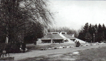 A Köztemető öt évtizede Folyttás z 1. oldlról Az első ütemben, 1962 ben temetőhöz vezető út, z igzgtósági épület, rv tlozó, illetve főkpu együttes és rvtlozó előtti dísztér épült ki.