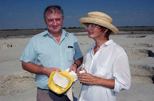 VALLOÁSOK Somogyvári Ágnes régész főmuzeológus, osztályvezető Folyttás z 1. oldlról Pécsről szármzom, édes pám gépkocsivezető volt, édesnyám pedig z egykor ngyhírű Pécsi Kesztyű gyárbn dolgozott.