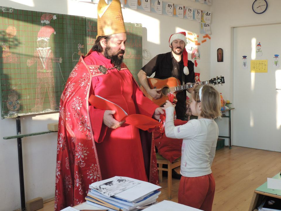 . január 9. Ádventi vásár A hagyományos adventi vásárra Válban. december -án került sor. A kastéllyal szemközti parkolóban délután órától megindult az élet.