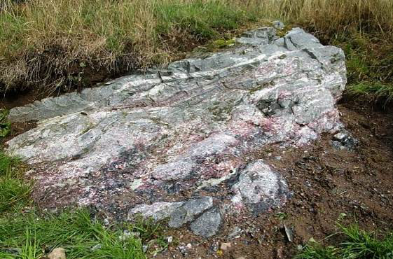 Sok-sok ritka ásvány, egy önmagában is érdekes ásványtársulásban, és geológiai környezetben.