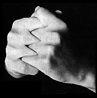 3. A torokcsakra kinyitása A torokcsakra aktiválásához fűzd össze az ujjaidat mint ahogy a képen látod, a hüvelykujjaid egymás oldalát érintsék őket ne kulcsold össze. **Ez a kéztartás nehéz.