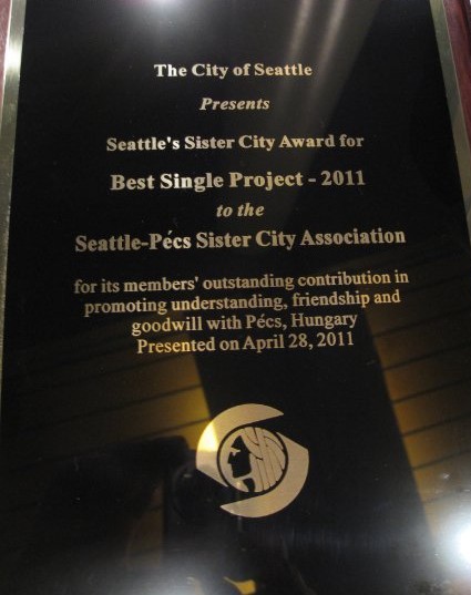 2011. JÚNIUS 5 JUNE 2011 Seattle-Pécs Testvérváros Seattle-Pécs Sister City Írta/By: Clarissa Szabados-Mish Az idei, Testvérvárosok Szövetsége által kihírdetett versenyt a legjobb egyéni program
